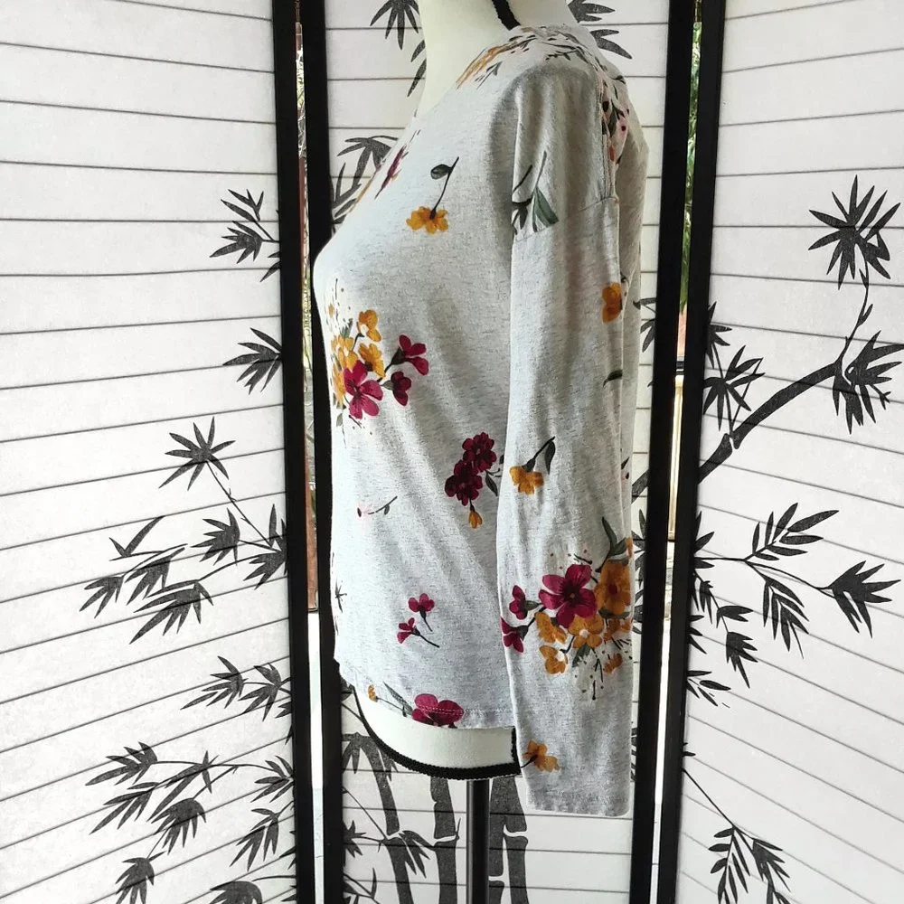 ❤️ Old Navy Silver Floral Print High Low Top 2/$15